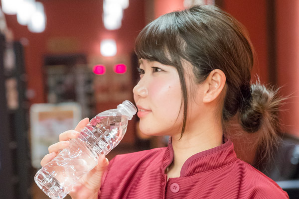 ペットボトルに入った水を持っている女性