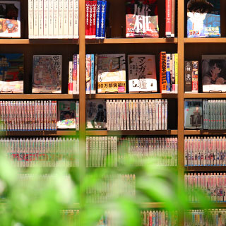 コミックだけではなく、テーマごとの多彩な書籍を取り揃えております