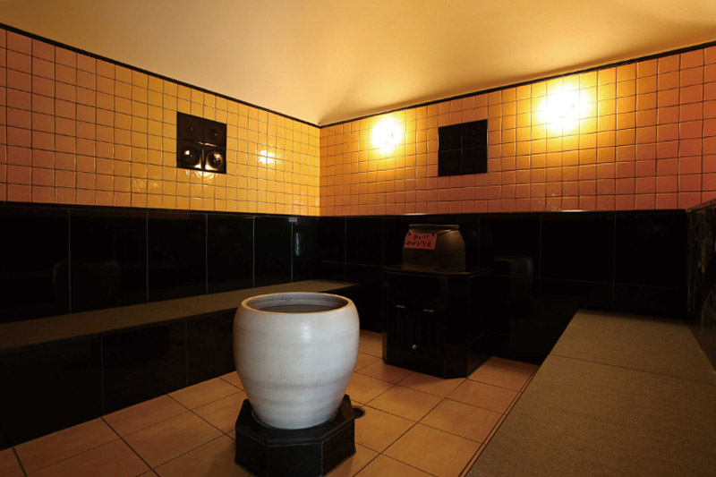 漢方薬草塩サウナの室内