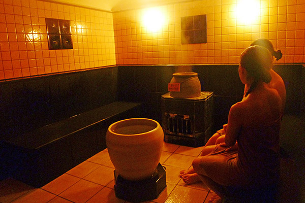 漢方薬草塩サウナを楽しむ2人の女性