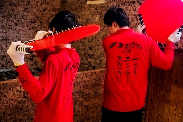 扇ぎ隊ロウリュスタッフがサウナストーンの蒸気を扇いでいる