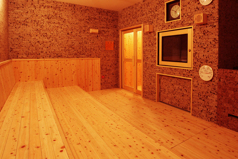 ロウリュサウナの階段状の室内