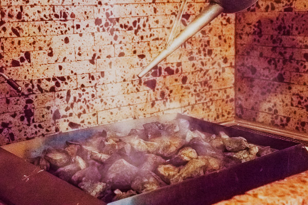 サウナストーンに水をかけている様子