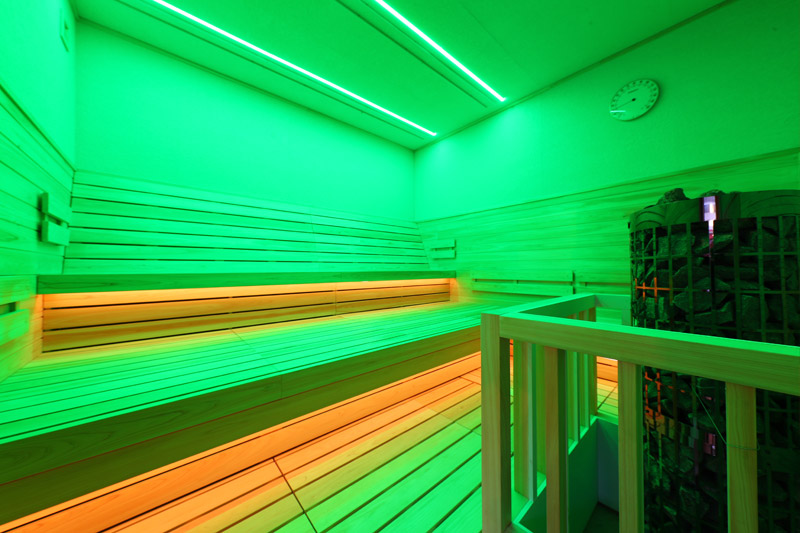 緑色の光の美光サウナの室内