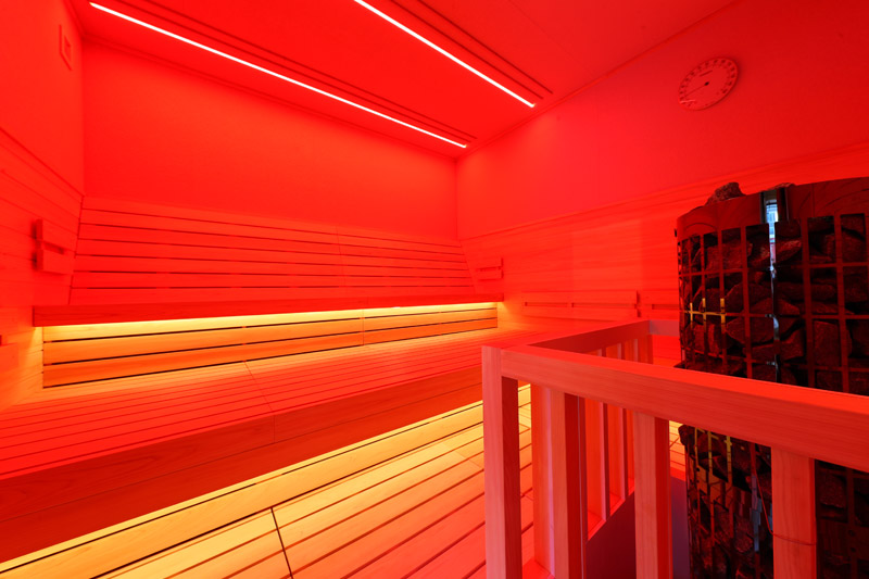 赤い光の美光サウナの室内