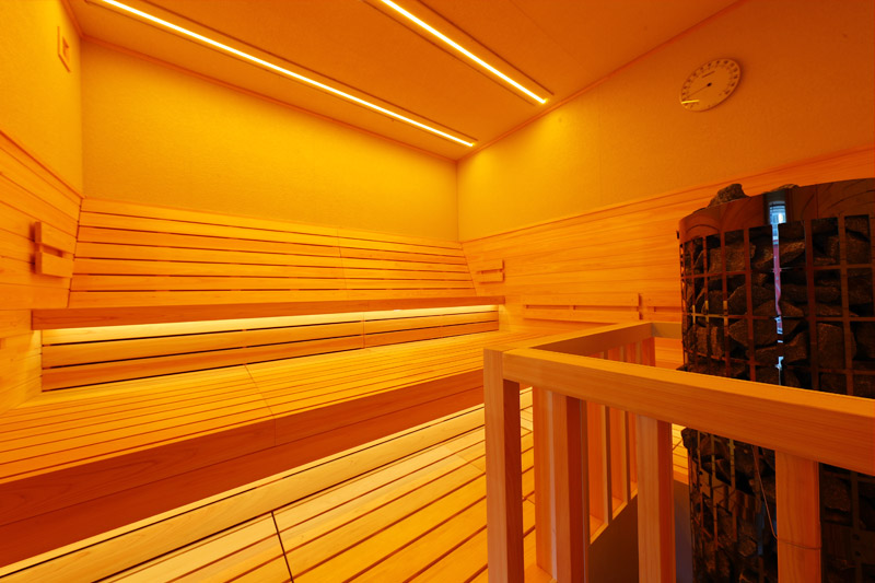 黄色い光の美光サウナの室内