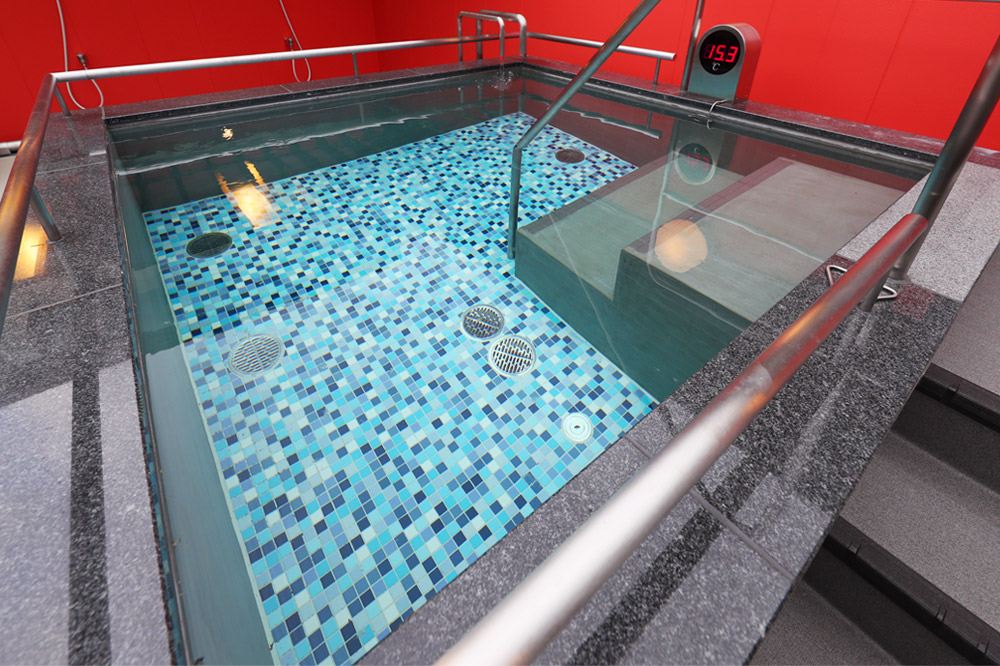 床面が青いモザイクタイルになっている深めの冷水風呂