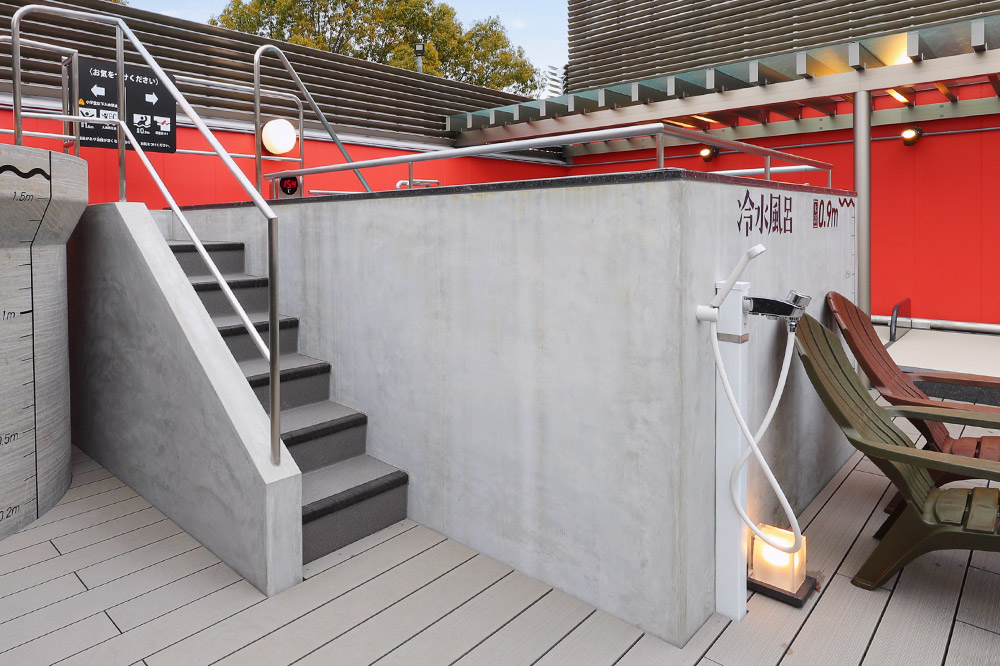 斜め横からみた冷水風呂の浴槽。階段を上って入ります。