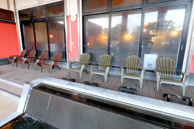 デッキチェアが8台並んでいる写真