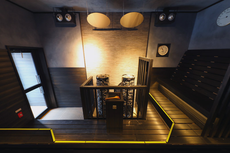 瞑想サウナの室内。サウナストーンが2台あります。