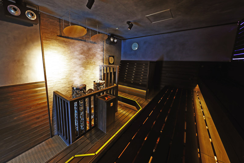 瞑想サウナの室内にある2台のサウナストーンから湯気が立ち上っている様子