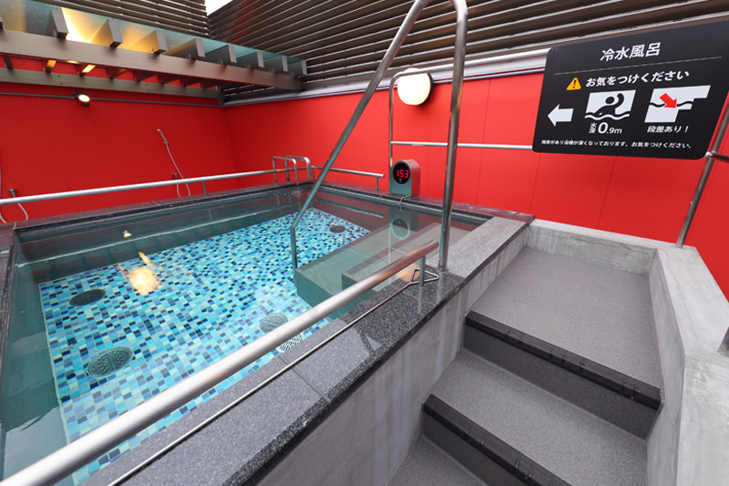 冷水風呂には階段を上って入ります。