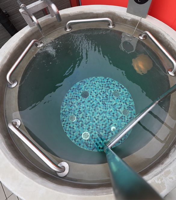 上からのぞいた冷水土管の中