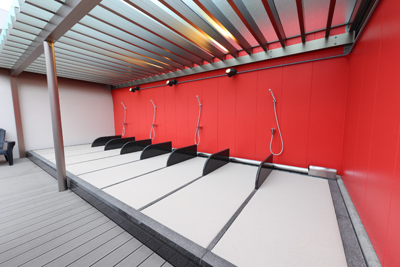 畳敷きのととのい処は7床並んでいます。頭側には冷水枕が設置されている。