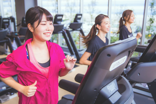 ランニングマシンで運動する女性たち