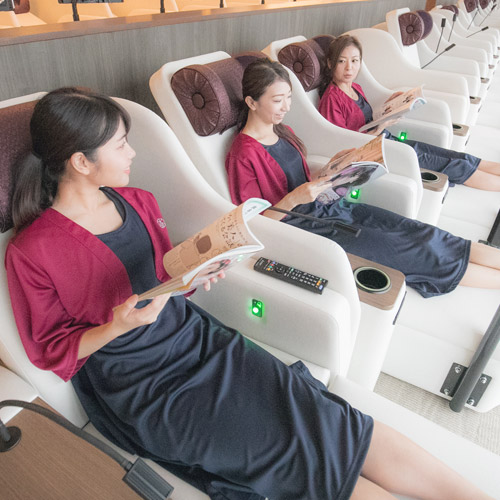 リクライニングチェアで雑誌を読む女性たち