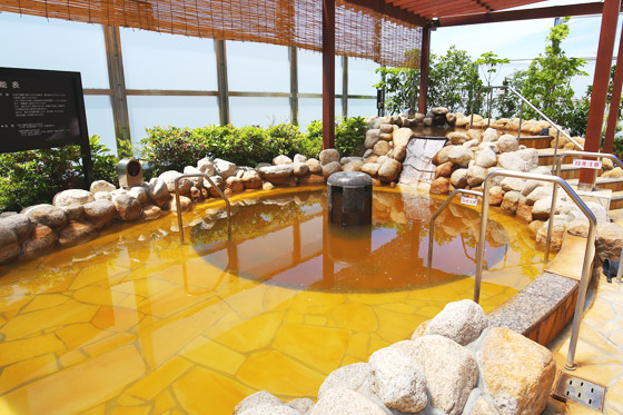 大浴場露天の温泉の全景の写真