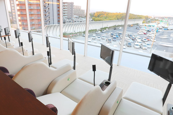 大きな窓のある開放的なリクライナールーム