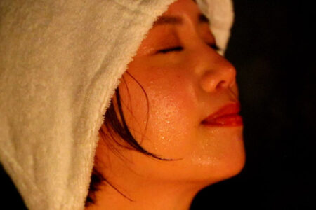 サウナで汗をかいている人の顔の写真