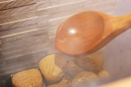 サウナストーンに水をかけて湯気が上がっている写真