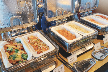 朝食バイキングのお惣菜コーナーの写真