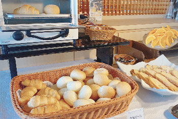 朝食バイキングにパンが並んでいる写真