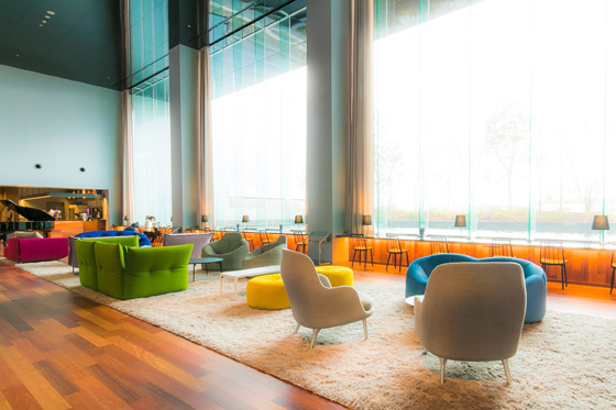 SPA&HOTEL水春 松井山手1階ロビーの昼間の写真