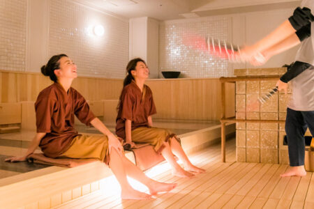 岩盤処の熱波ロウリュを楽しむ人の写真