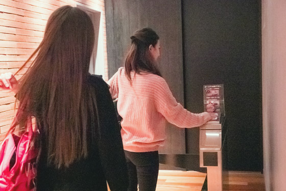 退館ゲートを通る人の写真