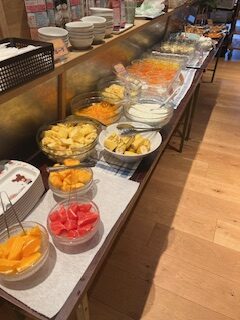 朝食バイキングのカットフルーツ