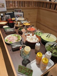 朝食バイキングのサラダ