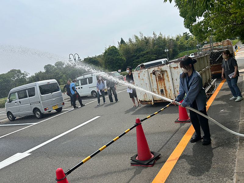 消火栓を使用して初期消火の訓練をしている様子