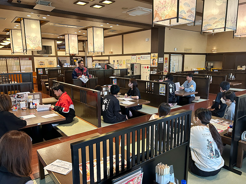 消防訓練の説明を受けている様子の写真