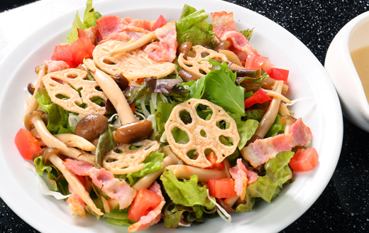 キノコとベーコンのクリーミーサラダ