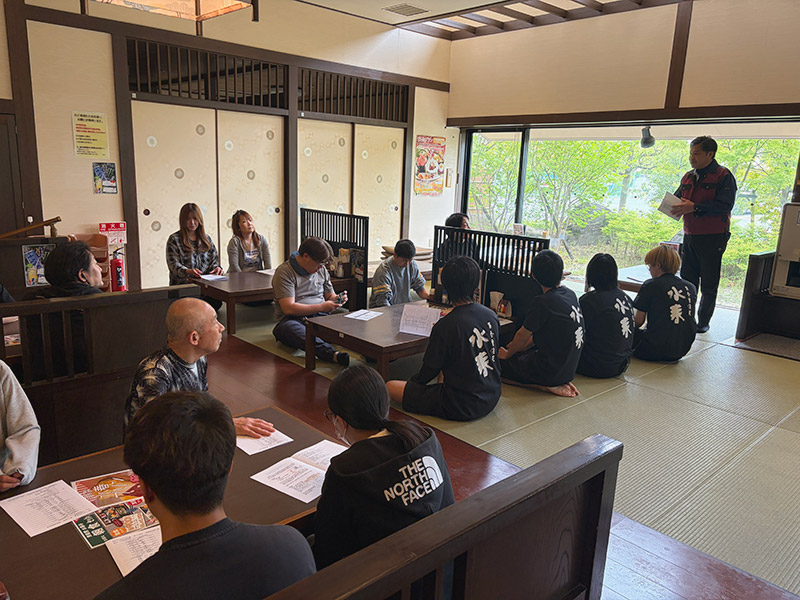 消防訓練でスタッフが説明をうけている様子