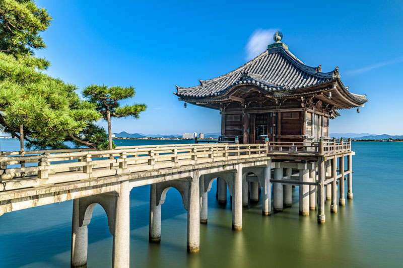 琵琶湖を背景に浮御堂