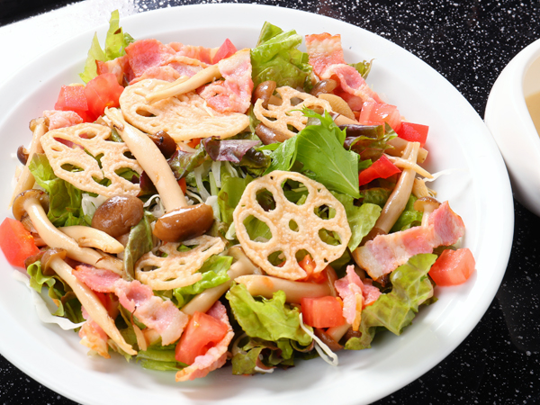 キノコとベーコンのクリーミーサラダ