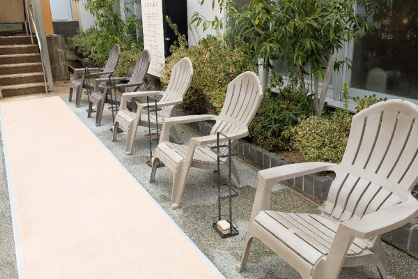 女性浴場露天の外気浴チェアが並んでいる写真