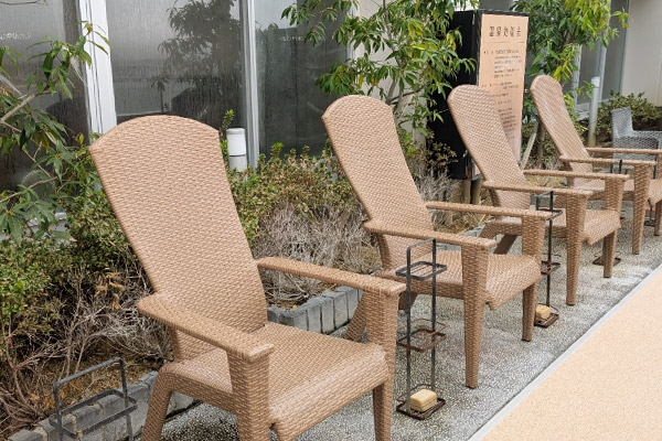 男性浴場露天の外気浴チェアが並んでいる写真