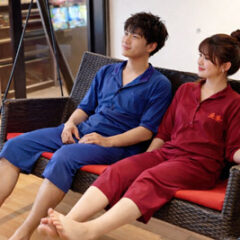 岩盤浴の休憩スペースにあるブランコでくつろぐ男女