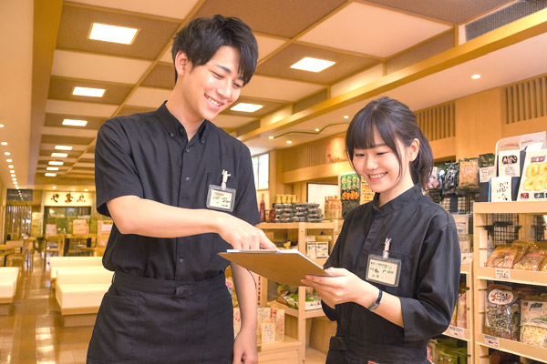 相談するスタッフ