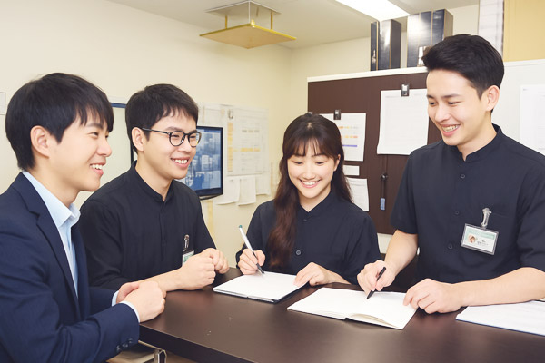 会議をするスタッフ